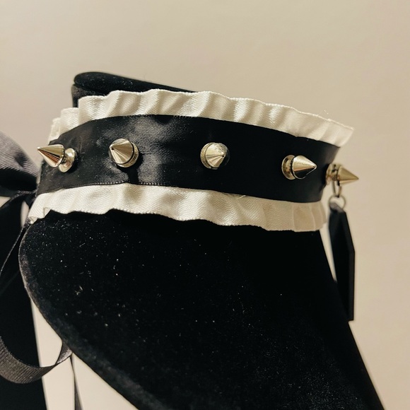 Spooky vibes black and white Halloween choker - Picture 3 of 3